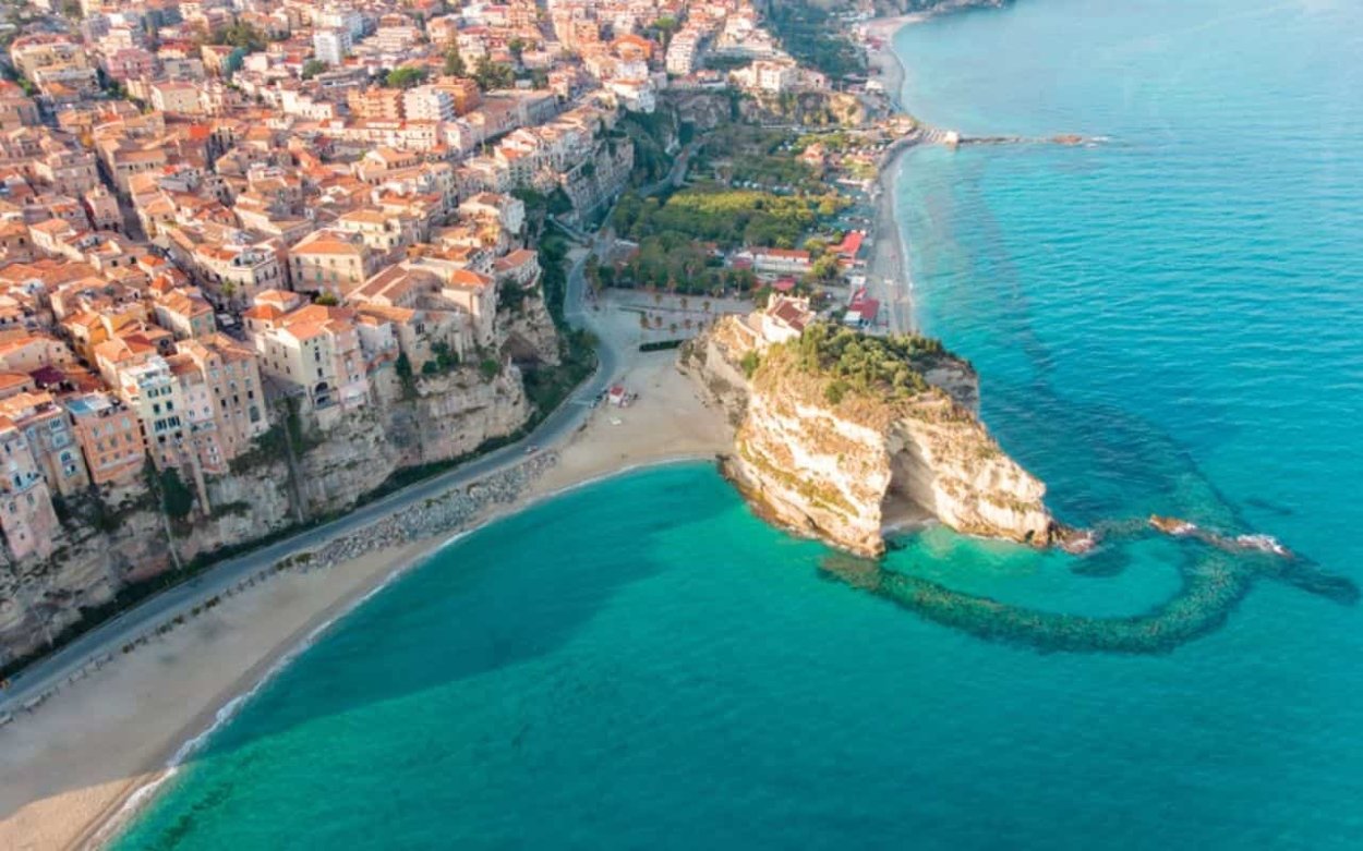 Najobľúbenejšou plážou je Spiaggia della Rotonda. Pláž leží pod starým mestom, severne od Sanctuario di Santa Maria dell'Isola. 