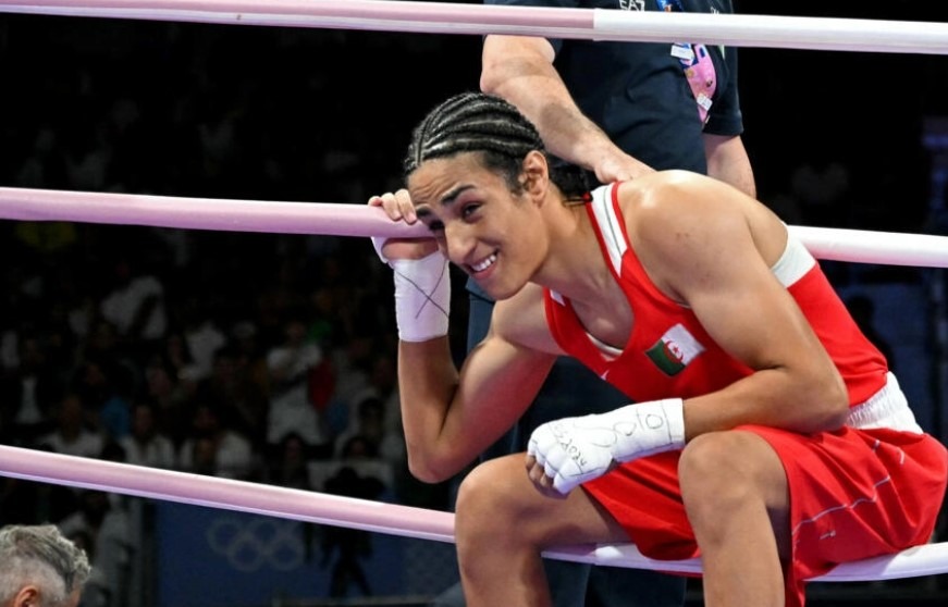 Alžírčanka Imane Chalífová odchádza po svojom predkole osemfinále medzi ženami v boxerskom zápase proti Talianke Angele Cariniovej počas olympijských hier v Paríži 2024 v North Paris Arena vo Villepinte 1. augusta 2024.