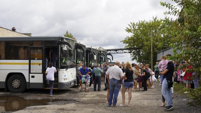 Fotografia, ktorú poskytla vláda Kurskej oblasti Ruska, ukazuje ľudí z pohraničných oblastí Kurskej oblasti, ako nastupujú do autobusov na cestu do detských táborov v Moskovskej oblasti v Kursku v Rusku 9. augusta 2024.