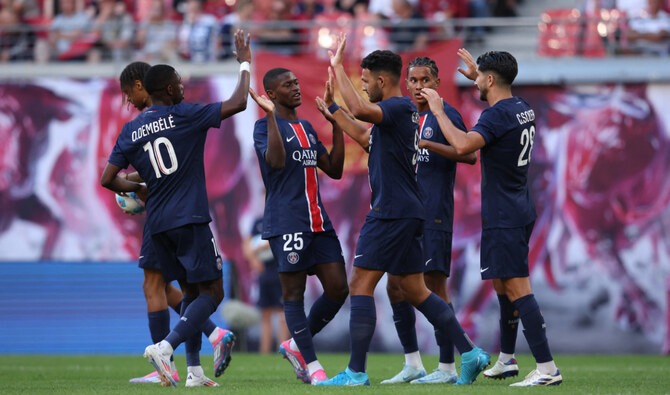 Portugalský útočník PSG Goncalo Ramos oslavuje so spoluhráčmi po strelení vyrovnávajúceho gólu na 1:1 počas predsezónneho priateľského zápasu futbalového klubu medzi nemeckým RB Lipsko a francúzskym Paris Saint-Germain v Lipsku vo východnom Nemecku dňa 10. augusta 2024.