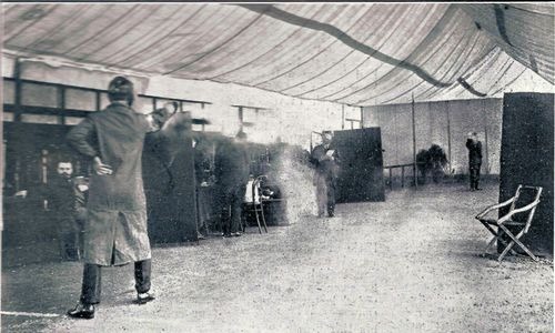 Netreba moc hádať, prečo bola táto disciplína zrušená, ale v roku 1906 ľudia zjavne ani nemrštili okom na konkurentov, ktorí mávali pištoľami a strieľali po sebe. Začalo to tým, že súťažiaci strieľali na figuríny, ale o dva roky neskôr sa organizátori rozhodli všetko zatriasť a nechať ich po sebe strieľať voskovými guľkami.