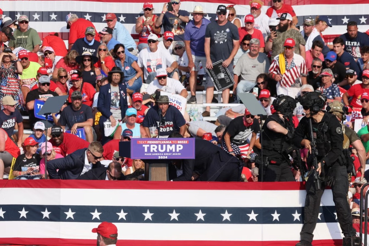 Trump má na budúcich vonkajších zhromaždeniach nechať na pódiu zakryť z troch strán sklenené panely, ale nie je jasné, kedy sa s tréningom začne..