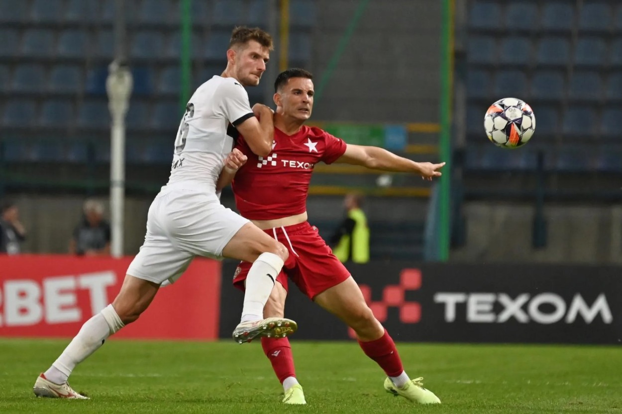 Sebastián Kóša a Angél Rodado počas odvetného zápasu 3. predkola Európskej konferenčnej ligy (EKL) medzi Wisla Krakov - FC Spartak Trnava.