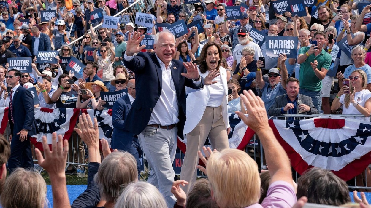 Kamala Harrisová a  jej kandidát Tim Walz začali svoje autobusové turné, zatiaľ čo Donald Trump cez víkend bojoval o hlasy.