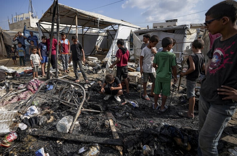 Palestínske deti pozerajú na škody v nádvorí nemocnici Al-Aksá, kde boli stany zničené po izraelskom bombardovaní v Dajr al-Balah, v Pásme Gazy, 4 augusta 2024.