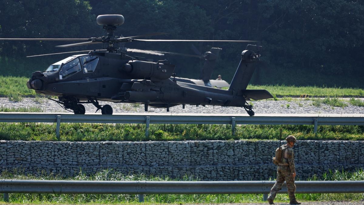 Vojak bojového tímu 1. obrnenej brigády americkej armády, 1. obrnenej divízie, sa pripravuje na nácvik ostrej streľby v komplexe Rodriguez Live Fire Complex v Pocheone v Južnej Kórei, 14. augusta 2024.