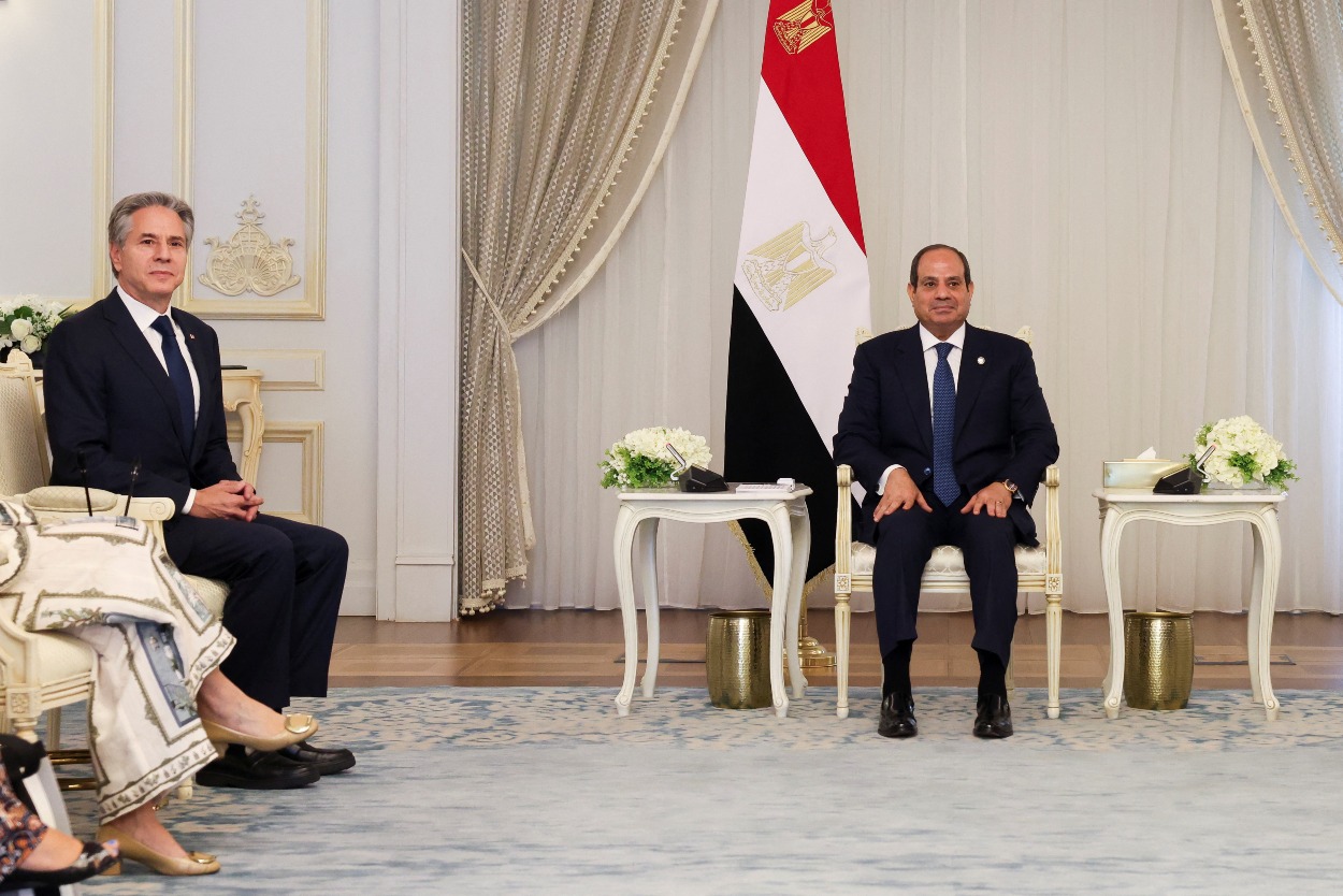 Americký minister zahraničných vecí Antony Blinken sa 20. augusta 2024 stretol s egyptským prezidentom Abdalom Fattahom el-Sisim a egyptským ministrom zahraničných vecí Badrom Abdelattym v El-Alameine v Egypte.