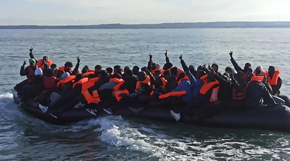 Táto fotografia poskytnutá prefektúrou Maritime du Nord et de la Manche vo Francúzsku ukazuje migrantov, ktorí pokračujú v ceste do Británie pri severnom francúzskom pobreží 23. apríla 2024.