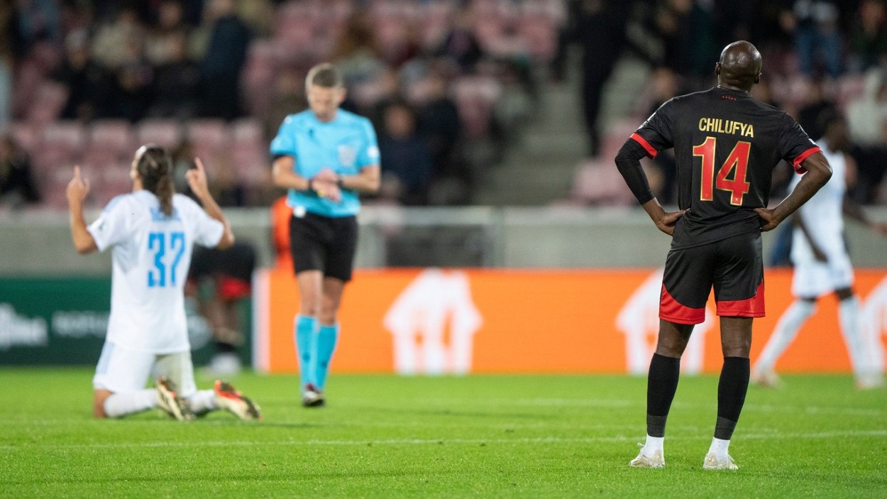 Július Szöke (vľavo) a Edward Chilufya v zápase FC Midtjylland - ŠK Slovan Bratislava v play-off Ligy majstrov.