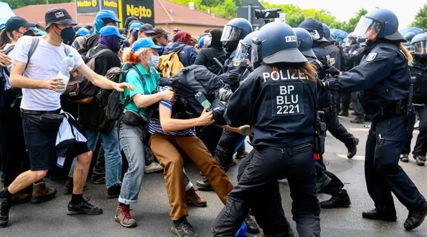 Polícia zaznamenala stret so stovkami klimatických demonštrantov, ktorí sa pokúšali obsadiť továreň Tesla