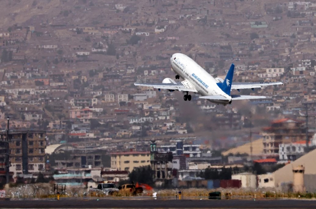 Lietadlo Ariana Afghan Airlines odlieta z letiska v afganskom Kábule 11. septembra.