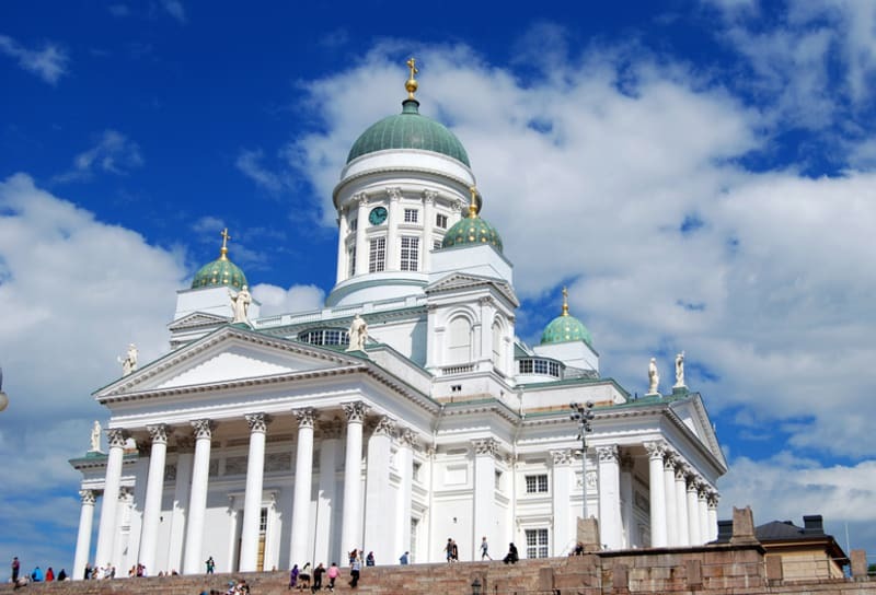 Budova je postavená v neoklasicistickom štýle a vďaka svojej vysokej zelenej kopule, ktorá je obklopená štyrmi menšími kopulami, je dominantou celého mesta.