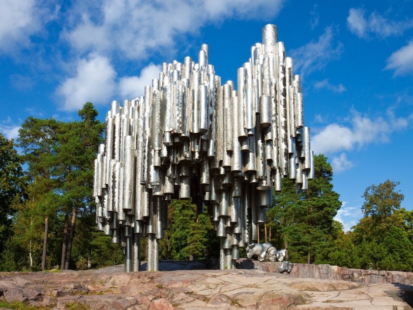 Cesta k Sibeliovmu pamätníku povedie pravdepodobne cez cintorín Hietaniemi. Odložte pochmúrne asociácie a nevyhýbajte sa tomuto miestu. Pre miestnych obyvateľov je to bežné miesto na prechádzku. Sú tu široké tienisté uličky, veľa zelene a mestská pláž sa nachádza na západnej strane za cintorínom.