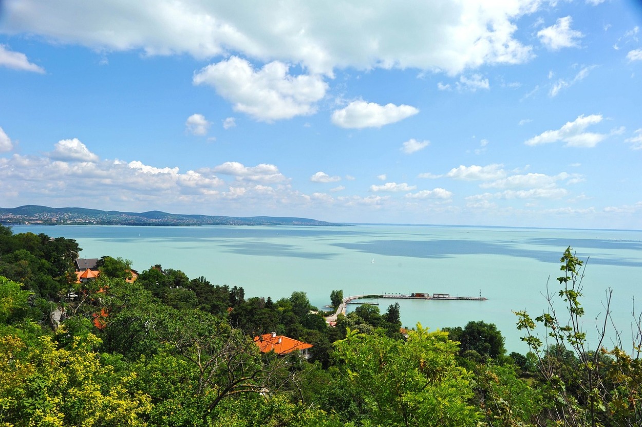 Balaton je možné splaviť aj loďou.