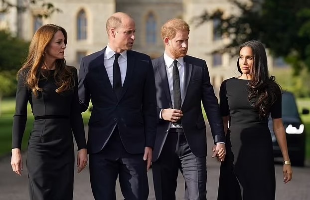 Kate, William, Harry a Meghan sú spolu na snímke na zámku Windsor v roku 2022 v dňoch nasledujúcich po kráľovninej smrti na zámku Balmoral.