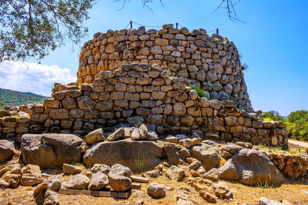 Sardínia má niekoľko mimoriadnych archeologických nálezísk, vrátane tisícok stavieb z doby bronzovej, ktoré postavili nuragovia z doby okolo 1 500 pred Kristom.

