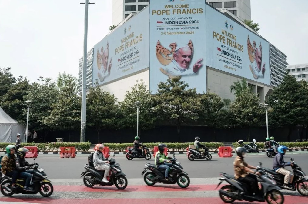 Uvítací odkaz pre pápeža Františka je zobrazený na elektrickom billboarde na kruhovom objazde v Jakarte.