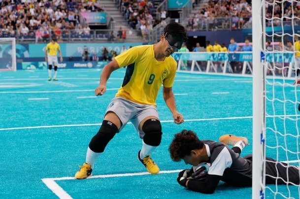 Thiago Da Silva sa pokúša o strelu, ktorú brankár Číny zachránil.