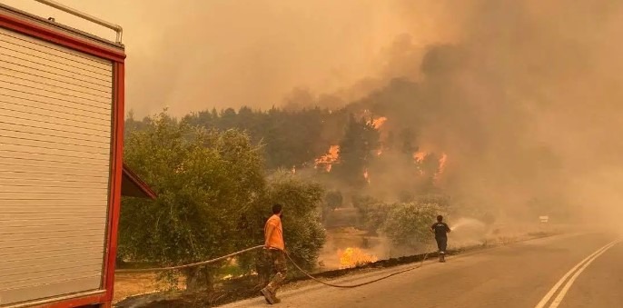 Hasiči pracujú na lokalizácii požiaru na ostrove Evia v Grécku. Žena založila požiar v gréckom Tripolise, pretože sa jej páčilo pozorovať hasičov a chcela sa stretnúť s mužom v uniforme.