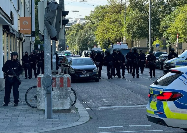 Nemecká polícia spustila paľbu na podozrivého po tom, ako zbadala niekoho, kto mal pri sebe zbraň, v blízkosti izraelského konzulátu a múzea nacistickej histórie v Mníchove.