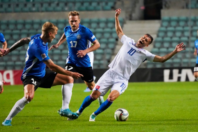 Slovenský reprezentant László Bénes padá po súboji s Joonasom Tammom z Estónska počas zápasu 1. skupiny C-divízie Ligy národov. Tallin, 5. september 2024.