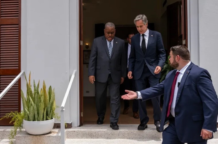 Antony Blinken (vpravo hore) a haitský premiér Garry Conille hovorili s novinármi o pretrvávajúcich prekážkach na ceste k mieru na Haiti.