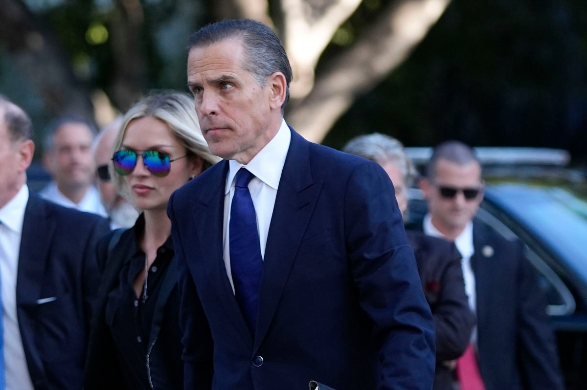 Hunter Biden a jeho manželka Melissa Cohen Bidenová prichádzajú vo štvrtok 5. septembra 2024 do Los Angeles na federálny súd na výber poroty pre jeho súdny proces.