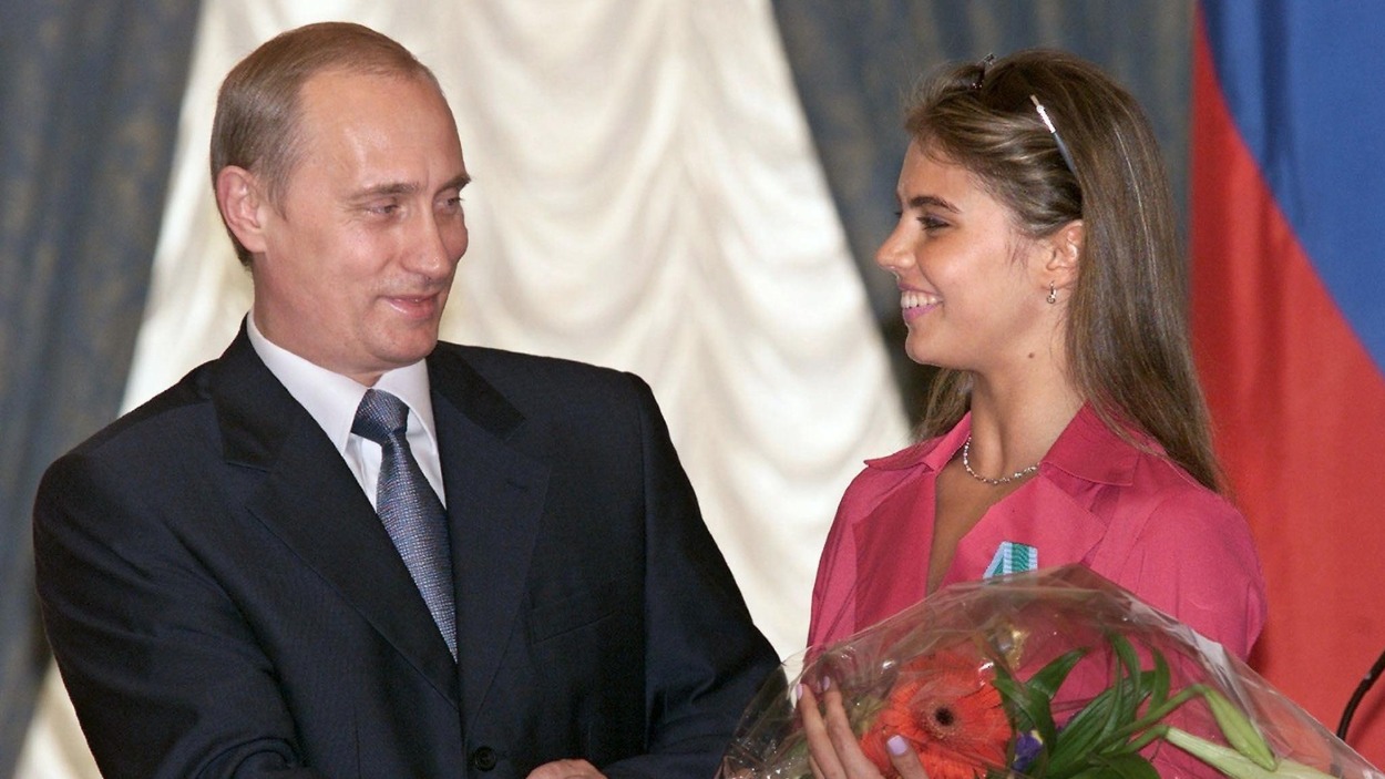 Ruský prezident Vladimir Putin odovzdáva kvety Aline Kabajevovej po tom, ako jej udelil Rad priateľstva počas slávnostného ceremoniálu v Kremli v júni 2001.