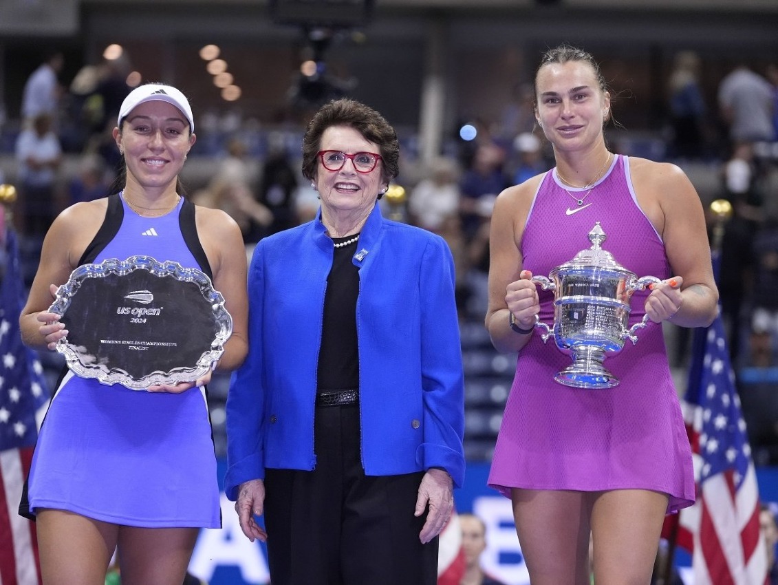 Zľava Jessica Pegulová, v strede tenisová legenda Billie Jean Kingová a vpravo víťazka US Open Aryna Sabalenková.