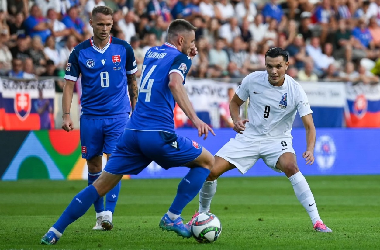 Ondrej Duda, Milan Škriniar a Renat Dadašov počas zápasu Slovensko - Azerbajdžan v 2. kole C-divízie 1. skupiny Ligy národov.