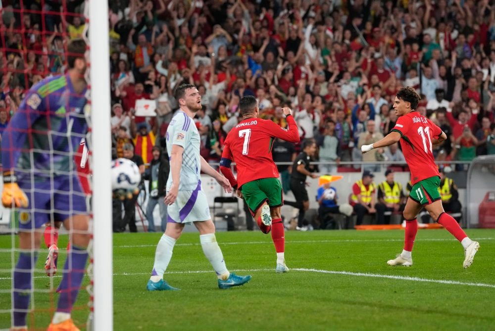 Portugalský futbalista Cristiano Ronaldo (uprostred) sa raduje z gólu počas zápasu 2. kola 1. skupiny C-divízie Ligy národov vo futbale Portugalsko - Škótsko v Lisabone 8. septembra 2024.