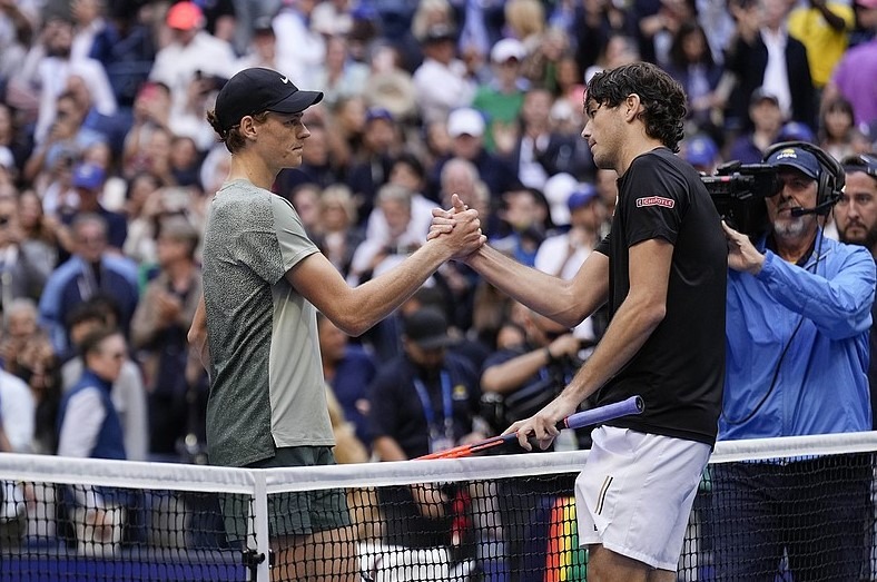 Jannik Sinner (vľavo) zdraví súpera Taylora Fritza pri sieti po víťazstve vo finále mužskej dvojhry na US Open v nedeľu v New Yorku.