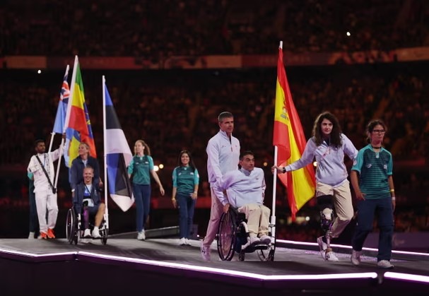 Vlajkonosiči tímu Španielska na záverečnom ceremoniáli.