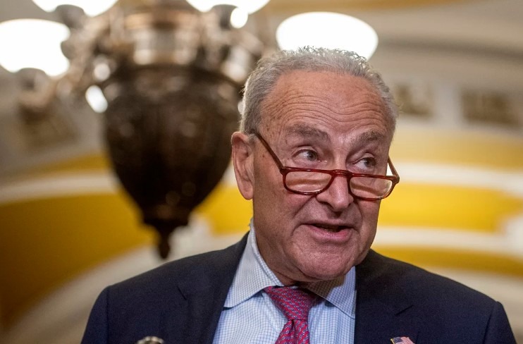 Líder senátnej väčšiny Chuck Schumer, D-N.Y., hovorí s novinármi na Kapitole vo Washingtone, 9. júla 2024.