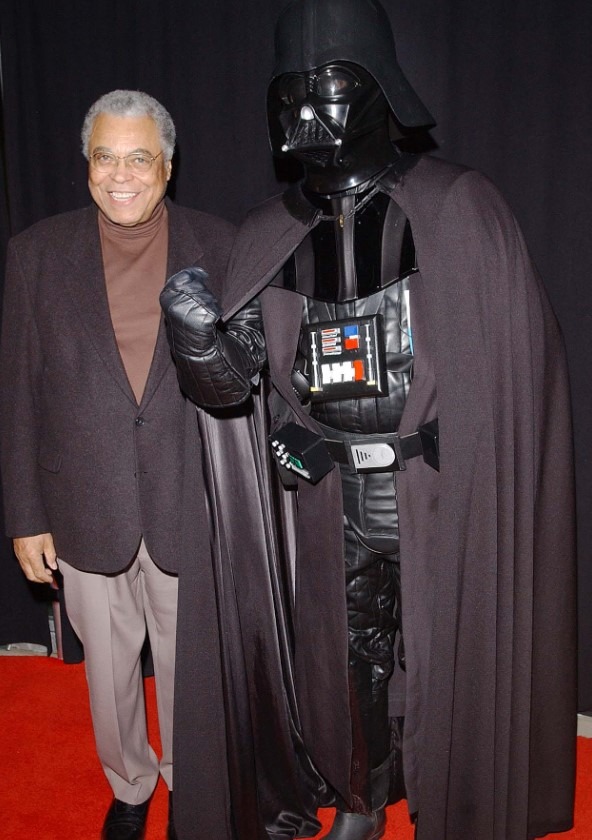 James Earl Jones Jones vedľa Dartha Vadera na premiére filmu Star Wars: Klony útočia v roku 2002.