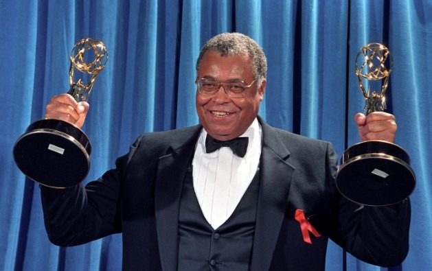 Jame Earl Jones drží v ruke dve ceny Emmy, ktoré získal v roku 1991 v Los Angeles za vynikajúcu hlavnú mužskú úlohu v dramatickom seriáli za film "Gabriel's Fire" a za vynikajúcu vedľajšiu mužskú úlohu v miniseriáli alebo špeciálnom filme TNT "Heat Wave".