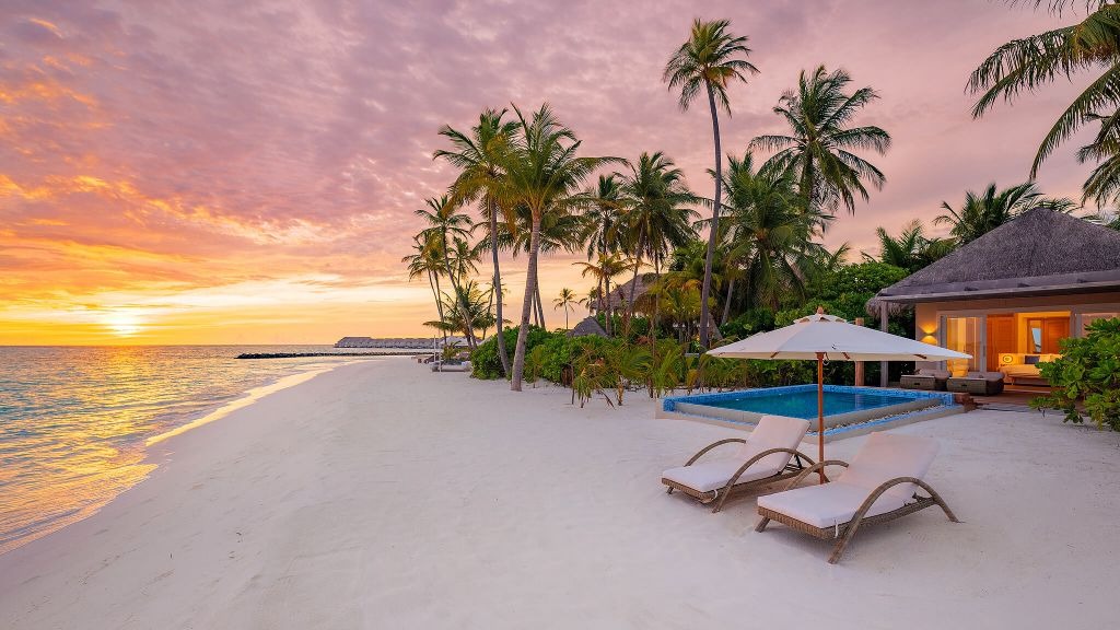 Baglioni Resort Maldives, obklopený azúrovou vodou a jemným pieskom, je každým kúskom úkrytom tropického raja. S jedinečnou zmesou talianskej pohostinnosti a jedným z najpokojnejších prostredí na svete je to rezort, ktorý bude dlho žiť v pamäti.