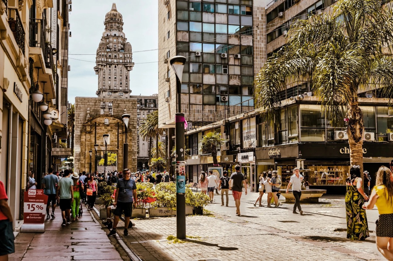 PopisMontevideo je relatívne blízko iných prominentných miest a hlavných miest v regióne Južnej Ameriky. Najbližšie veľké mesto je Buenos Aires, hlavné mesto Argentíny , ktoré je vzdialené asi 210 km cez Río de la Plata. 