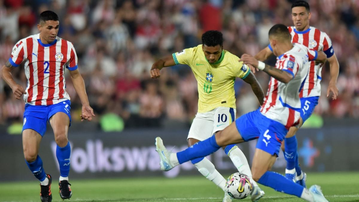 Brazílsky útočník Rodrygo a paraguajský obranca Juan Caceres bojujú o loptu počas futbalového zápasu juhoamerickej kvalifikácie na MS 2026 medzi Paraguajom a Brazíliou.