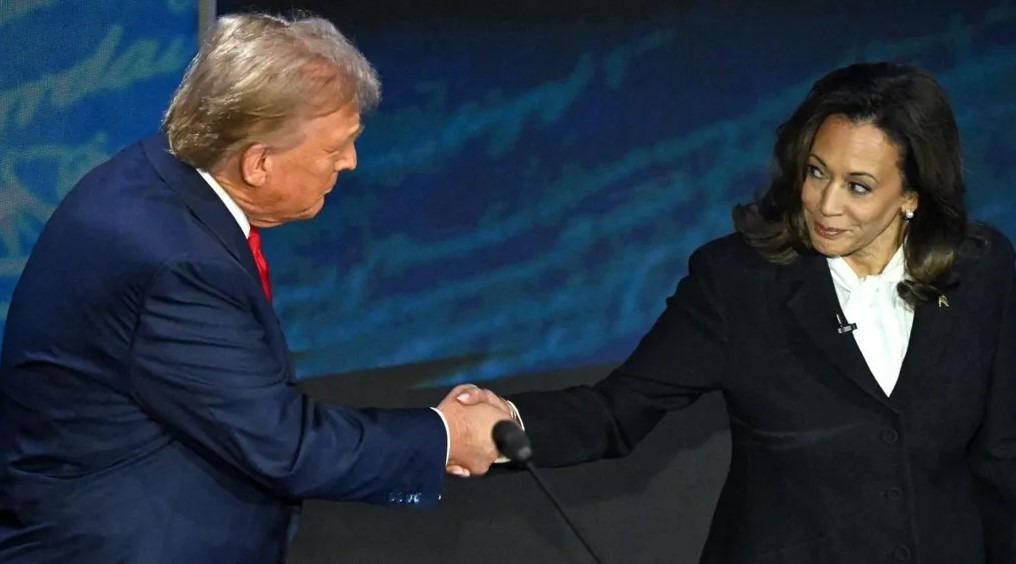 Donald Trump a Kamala Harrisová si podávajú ruky pred prezidentskou debatou vo Filadelfii.