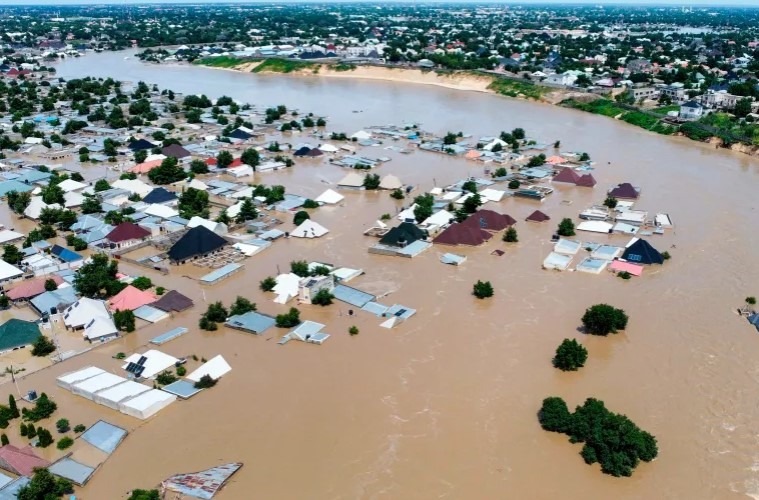 Domy sú čiastočne zatopené po zrútení priehrady v Maiduguri, Nigéria, utorok 10. septembra 2024.