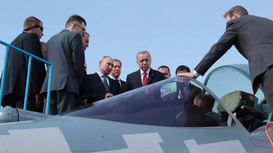 Vladimir Putin a Recep Tayyip Erdogan si prezerajú stíhačku Suchoj Su-57 v Žukovskom pri Moskve 27. augusta 2019.