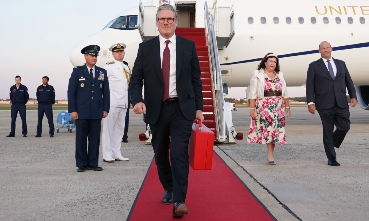 Britský premiér Keir Starmer prichádza na letisko Joint Base Andrews v Marylande.