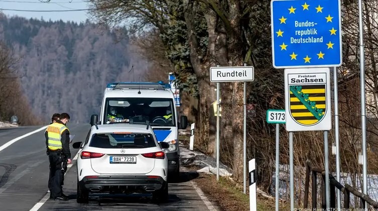 Nemecká polícia kontroluje vstupnú premávku na nemecko-poľskom hraničnom priechode Stadtbruecke medzi Frankfurtom nad Odrou a Slubicami.