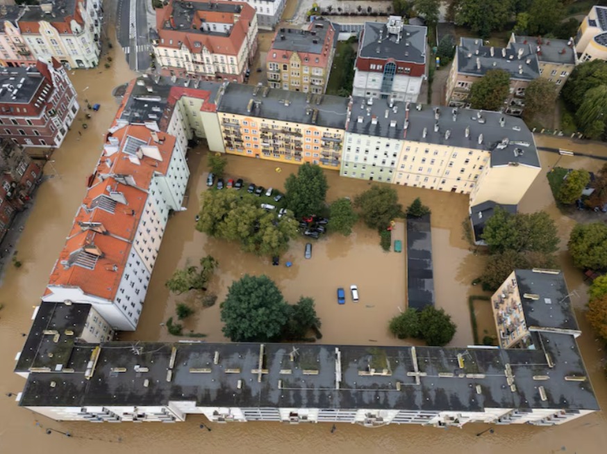 Celkový pohľad z dronu na zaplavenú oblasť pri rieke Nysa Klodzka v poľskom meste Nysa 16. septembra.