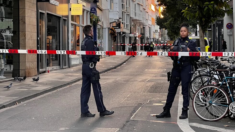 Policajti uzavreli veľkú oblasť okolo zničeného obchodu.