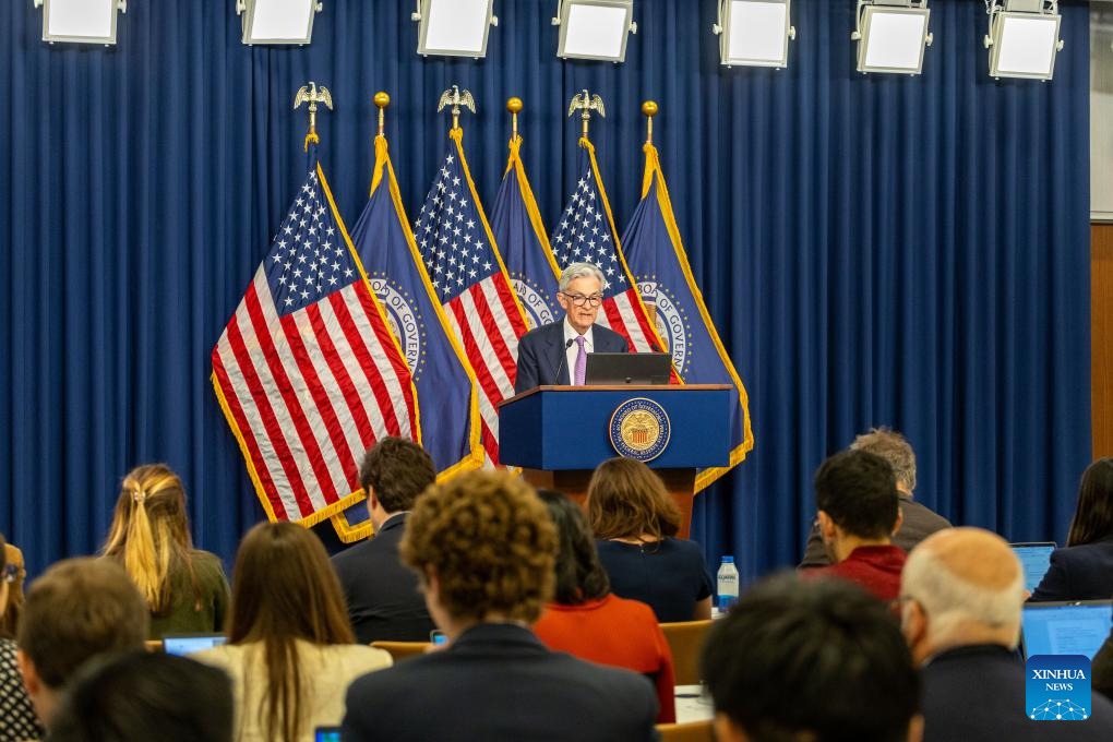 Predseda amerického Federálneho rezervného systému Jerome Powell prichádza na tlačovú konferenciu vo Washingtone, D.C., USA, 18. septembra 2024.