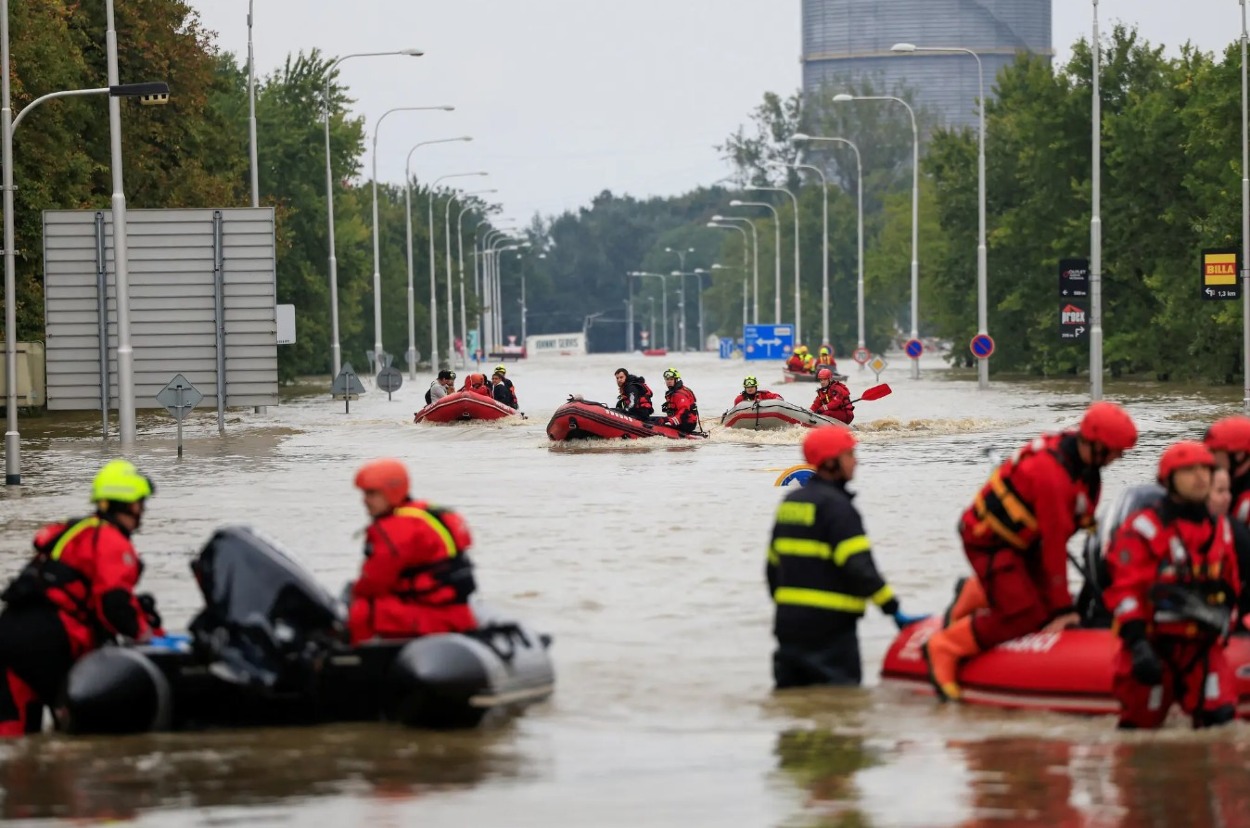 Záchranári evakuujú zaplavené oblasti v Ostrave v Českej republike v pondelok, 16. septembra 2024.