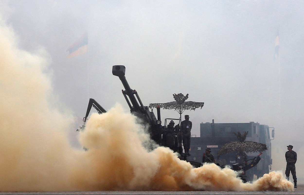 Vojaci indickej armády sa zúčastňujú na simulovanom cvičení počas prehliadky pri príležitosti Dňa armády v Naí Dillí, India, 15. januára 2016.