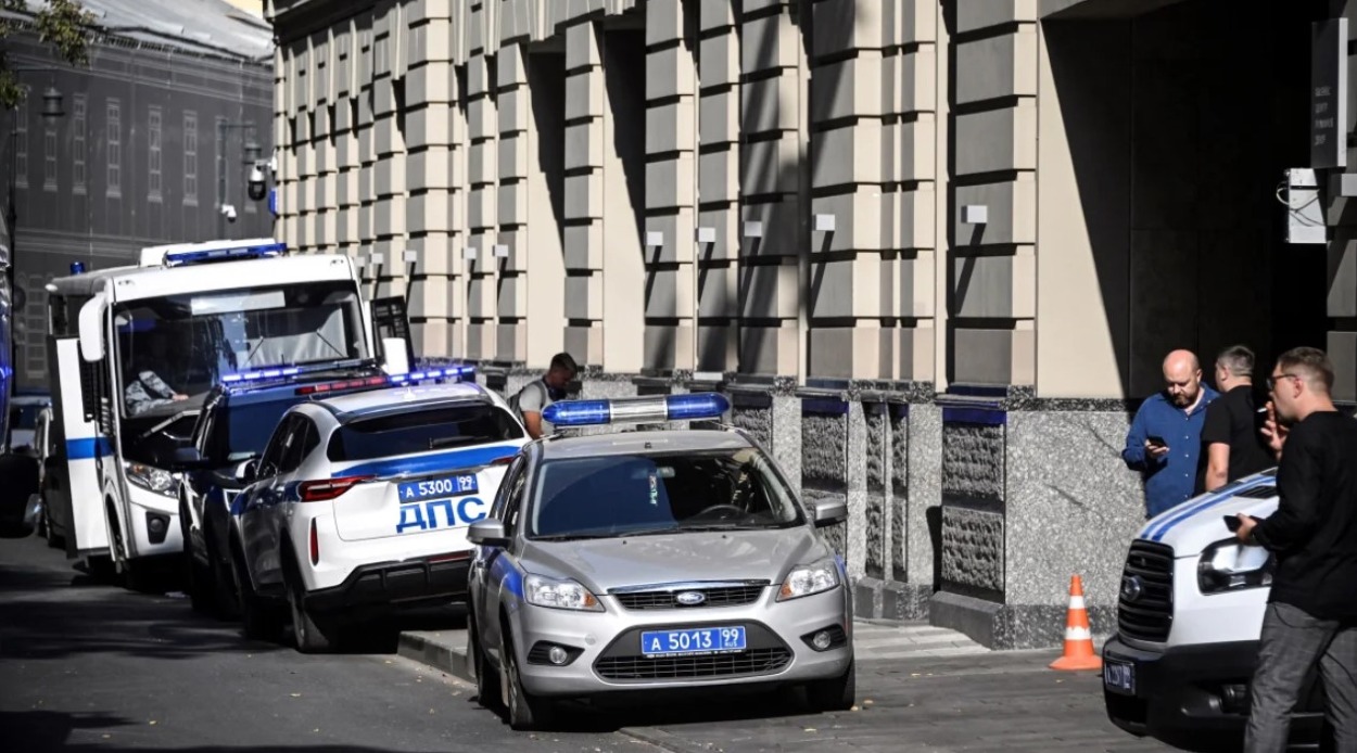 Ruskí policajti stoja na stráži pred kancelárskou budovou ruskej maloobchodnej spoločnosti Wildberries po pokuse o nájazd v centre Moskvy 18. septembra. 